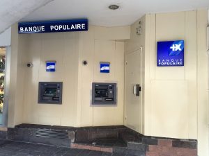 Distributeurs de billets àl'extérieur de la banque