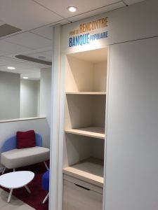 Etagères du salon d'attente