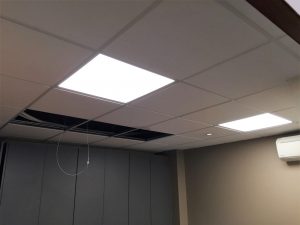 Plafond avec pavés led encastrés en cours de finition