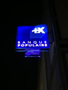 Enseigne banque populaire de nuit