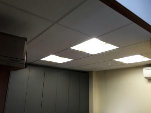 Faux-plafond avec pavés led encastrés