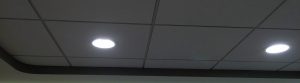 Plafond en plaques avec spots intégrés