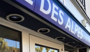 Spots extérieurs et enseigne de la banque