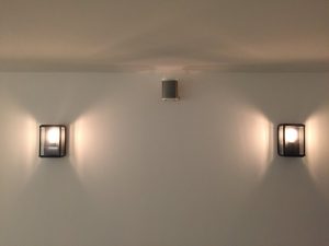 Double applique type lanterne et enceinte Sonos du mur du salon