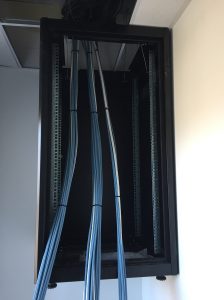 baie informatique avec arrivée de câbles