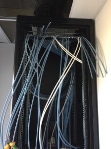 baie informatique avec câbles arrivés triés