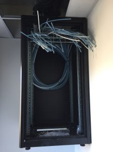baie informatique avec rangement des câbles arrivants