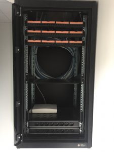 baie informatique prête à câblée avec alimentations et swichts