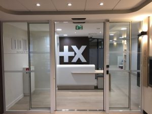 Hall d'entrée de banque avec porte coulissantes