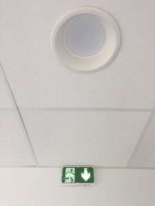 bloc sortie secours et spot blanc rond led éteint