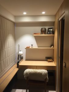 Petit bureau une place avec étagères en bois volet fermé