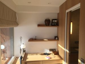 Petit bureau une place avec étagères en bois volet ouvert