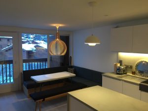 Vue globale cuisine-salon avec lustre en bois moderne et bandeaux led