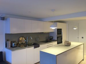 Vue globale cuisine avec double lustre et bandeau LED éteint