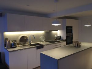 Cuisine avec bandeaux led allumés