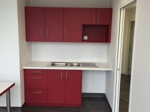 kitchenette avec prises en crédences et alimentations spécifiques