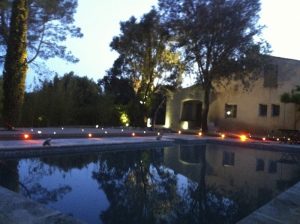 éclairage d'une piscine et terrasse à la tombée de la nuit