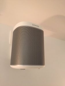 Enceinte Sonos fixée sur le mur du salon