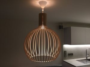 Lustre de salon-cuisine en bois moderne
