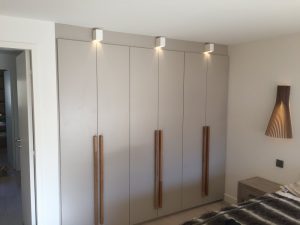 Dressing de la chambre avec spot carrés blancs