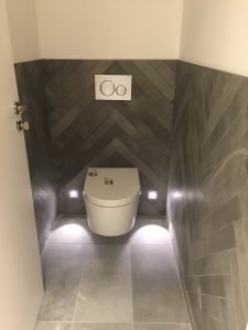 Toilettes avec spots ras du sol